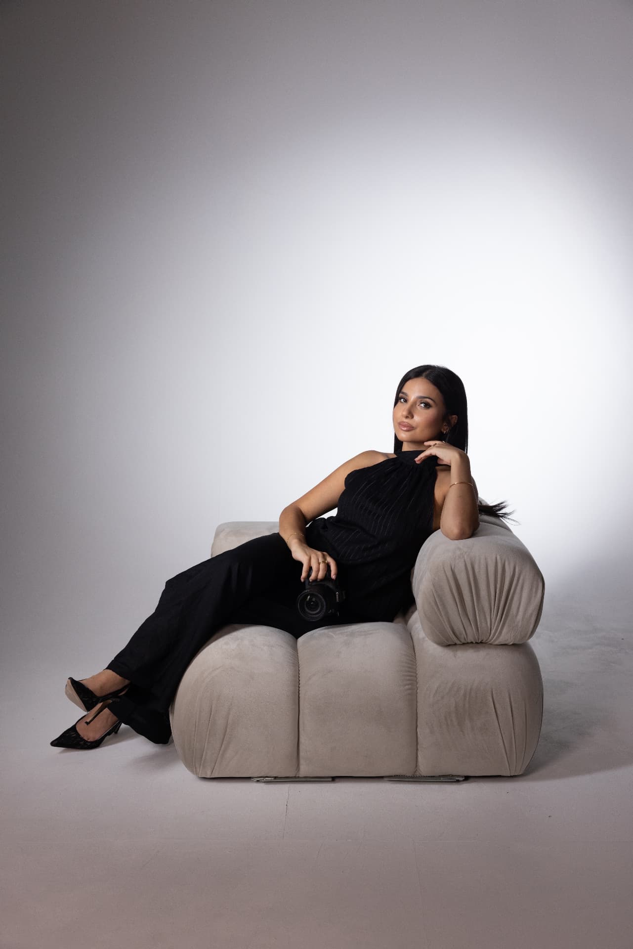 Zeynep, Hochzeitsfotografin aus Frankfurt, mit Kamera im Studio