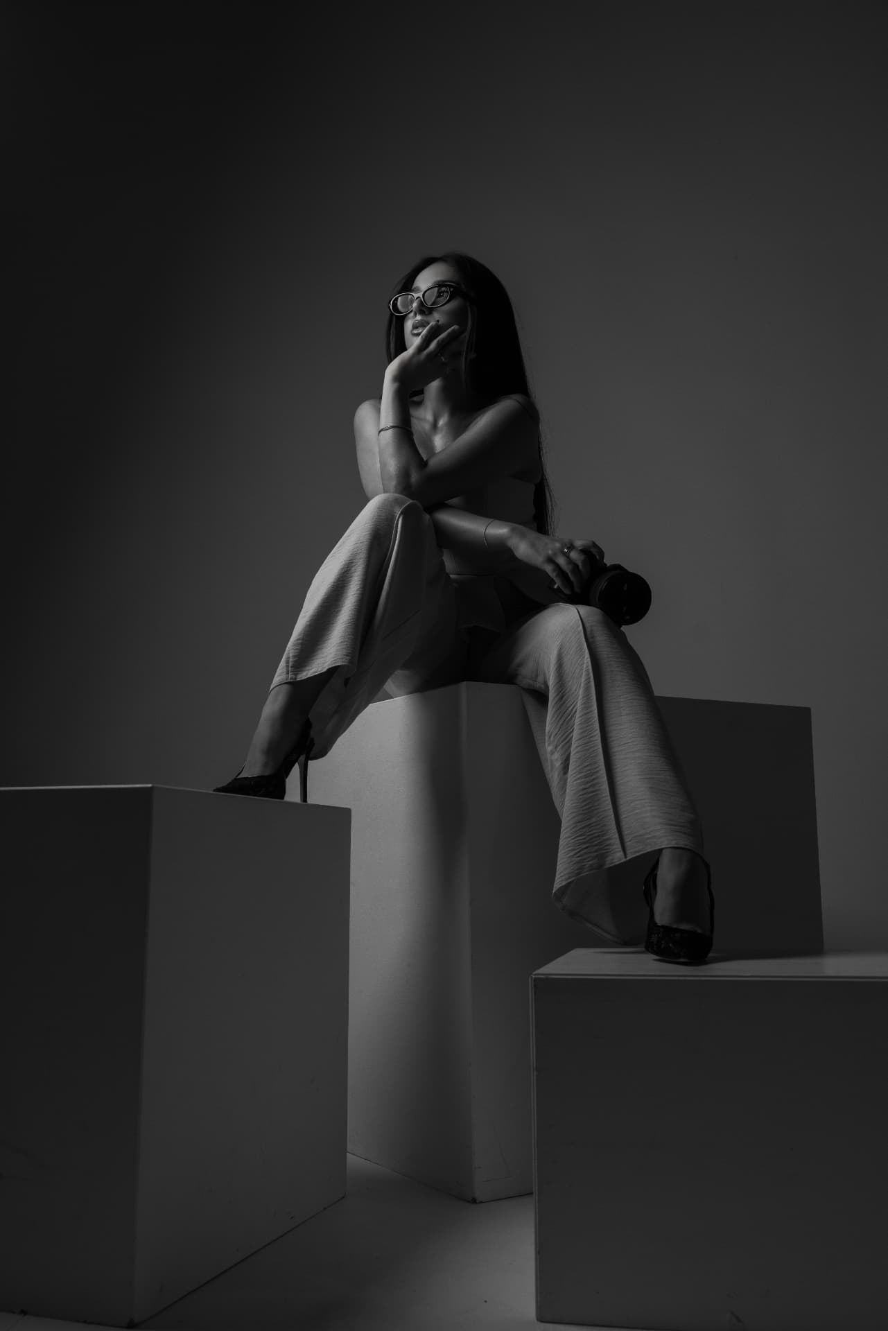Zeynep in Schwarz-Weiß mit Kamera im Studio